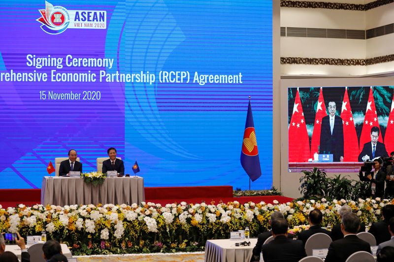 2020-11-16t090856z_1_lynxmpegaf0gr_rtroptp_0_asean-summit-rcep-signing_1.jpg